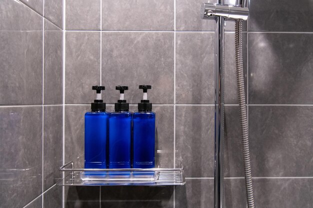 Body Wash Shampoo und Conditioner sind in blauen Flaschen im Badezimmer verpackt