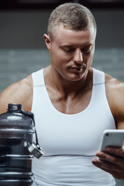 Bodybuilder água potável após treino de fitness