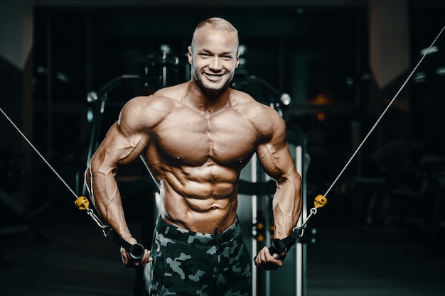 Bodybuilder athletische Mann-Trainingsmuskelübung