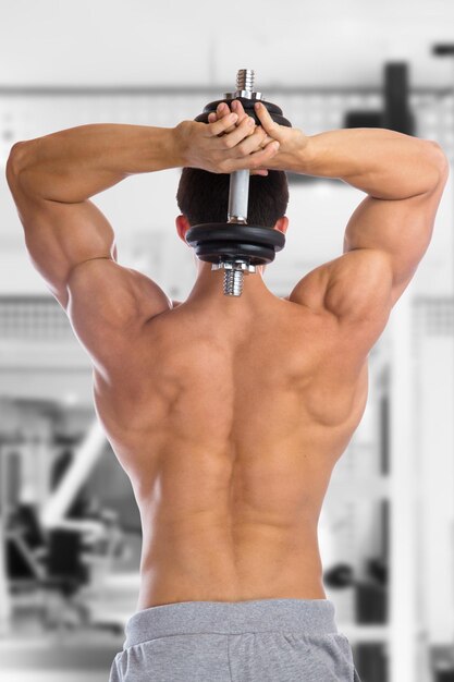 Bodybuilder Bodybuilding Muskeln starke muskulöse Turnhalle junger Mann Hantel Trizeps Rückentraining