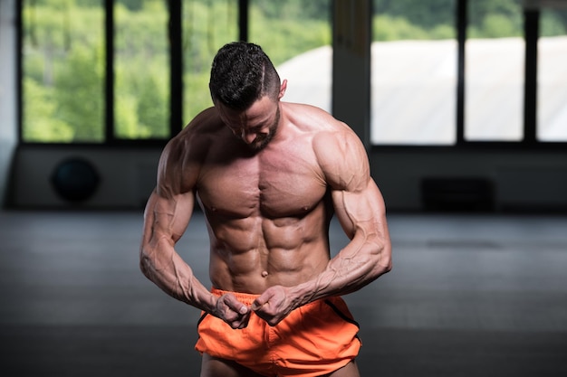 Bodybuilder, der Muskeln biegt