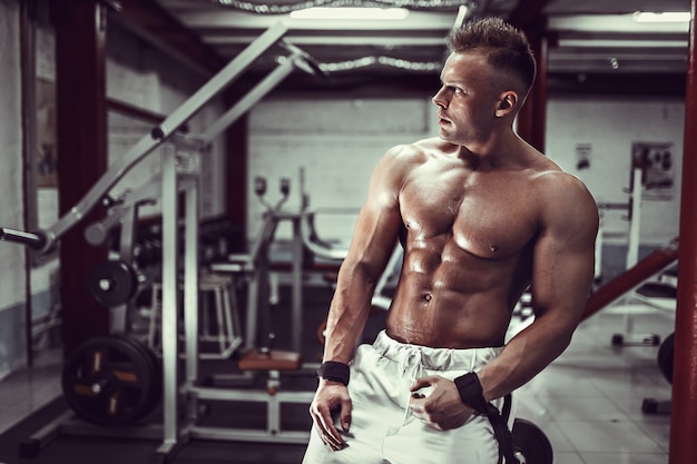 Bodybuilder, der nach Training stillsteht