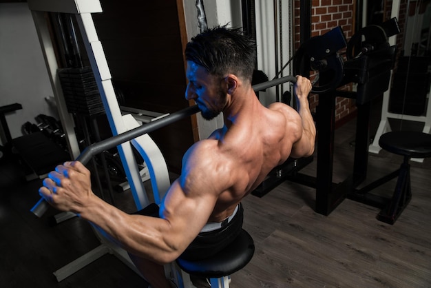 Bodybuilder, der schwere Übungen für den Rücken macht