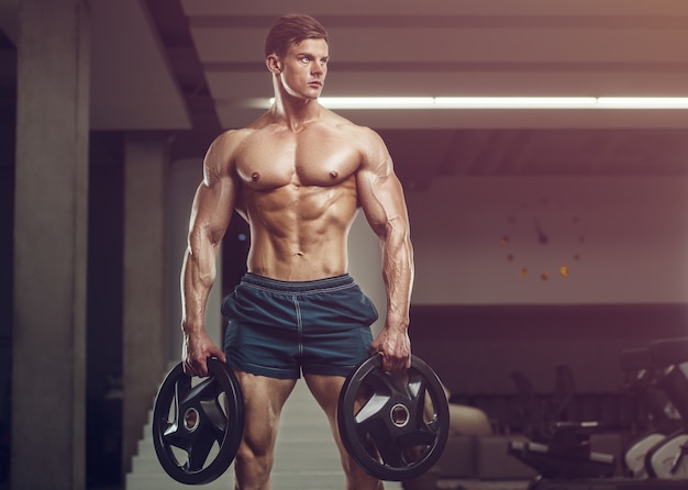 Bodybuilder starker Mann, der Bauchmuskeln aufpumpt