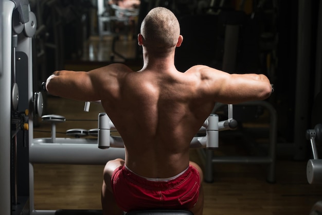 Bodybuilder trainiert wieder im Fitnessstudio