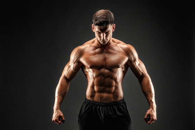 Bodybuilder zeigt seine Muskeln