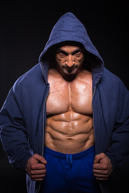 Bodybuildermann zog seine Jacke an und warf auf.