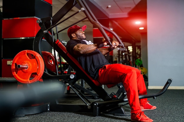 Bodybuilding-Athlet männlich trainiert seinen Körper Starker gutaussehender Mann im modernen Fitnessstudio