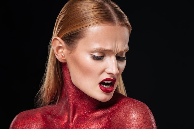 Bodypaint rojo en mujer rubia