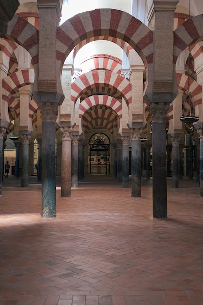 Bögen und Säulen der MosqueCathedral von Cordoba Andalusien Spanien