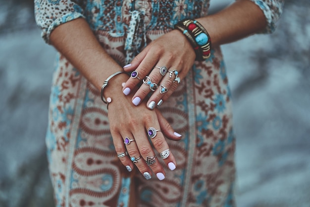 Böhmische schicke Frau mit Boho-Details