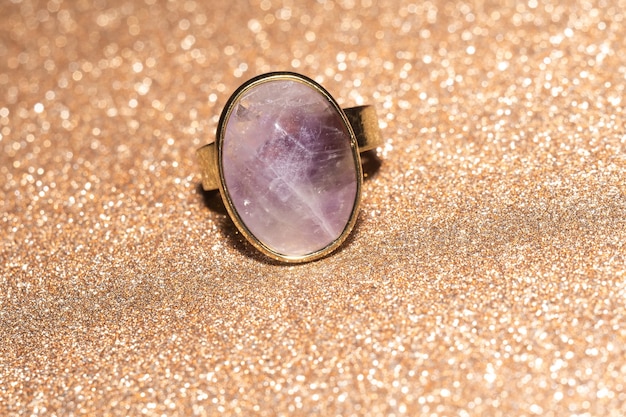 Böhmischer Goldring mit violettem, rauem Amethyststein.