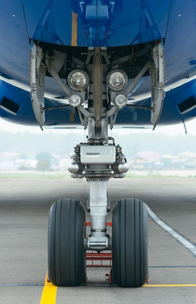 Boeing 767. Die Vorderseite des Chassis. Vorderansicht. Russland. Sibirien. Irkutsk .