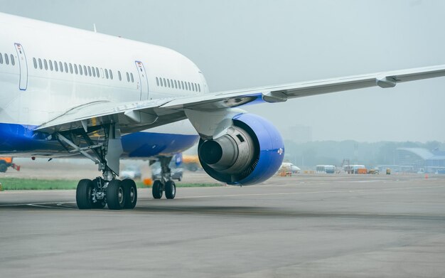 Boeing 767. Va a girar en la pista. El motor se pone en marcha. Rusia. Siberia. Irkutsk.