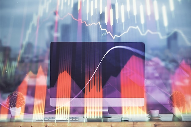 Börsendiagramm auf Hintergrund mit Schreibtisch und PC Doppelbelichtung Konzept der Finanzanalyse