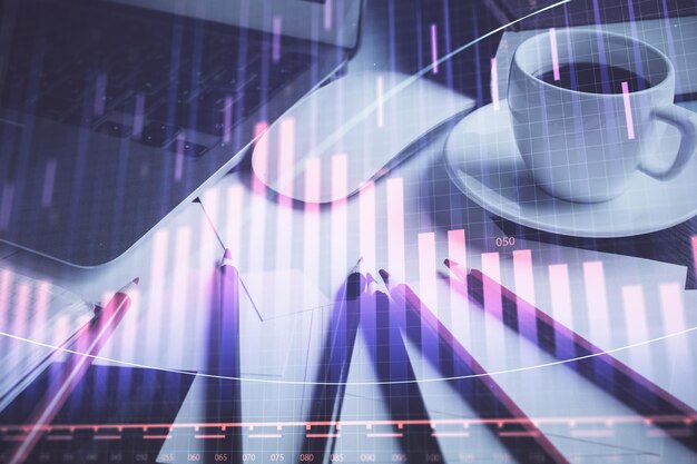 Börsendiagramm auf Hintergrund mit Schreibtisch und PC Doppelbelichtung Konzept der Finanzanalyse