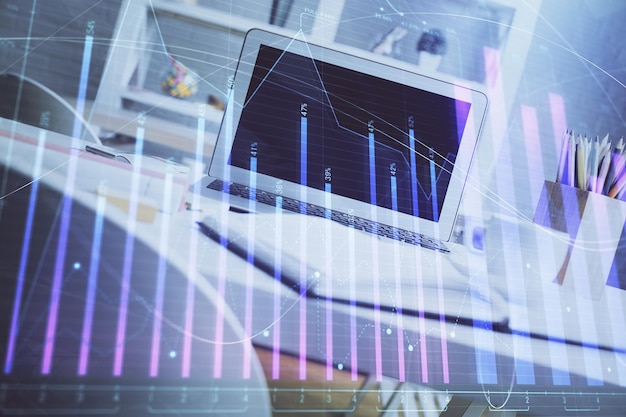 Börsendiagramm auf Hintergrund mit Schreibtisch und PC Multi-Exposure-Konzept der Finanzanalyse