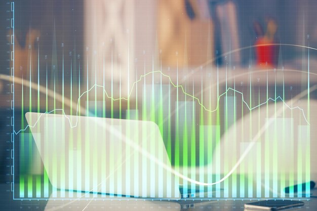 Börsendiagramm auf Hintergrund mit Schreibtisch und PC Multi-Exposure-Konzept der Finanzanalyse