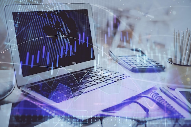 Börsendiagramm im Hintergrund mit Schreibtisch und Personalcomputer Doppelbelastung Konzept der Finanzanalyse