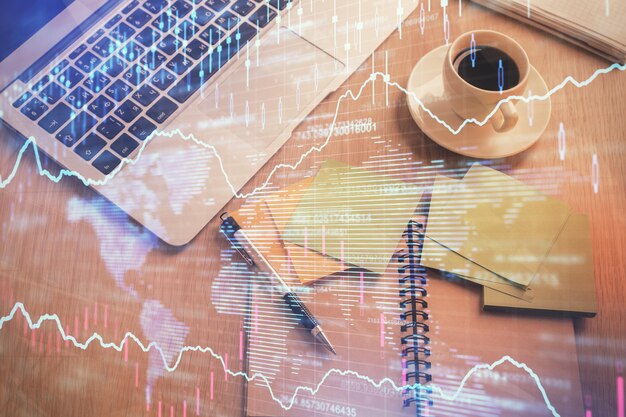 Börsendiagramm und Top-View-Computer auf der Tabelle Hintergrund Doppelbelichtung Konzept der finanziellen Bildung