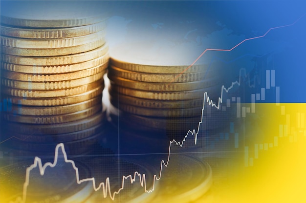 Börseninvestitionshandel mit finanzmünzen und ukraine-flagge oder forex zur analyse des hintergrunds von gewinnfinanzierungsgeschäftstrenddaten