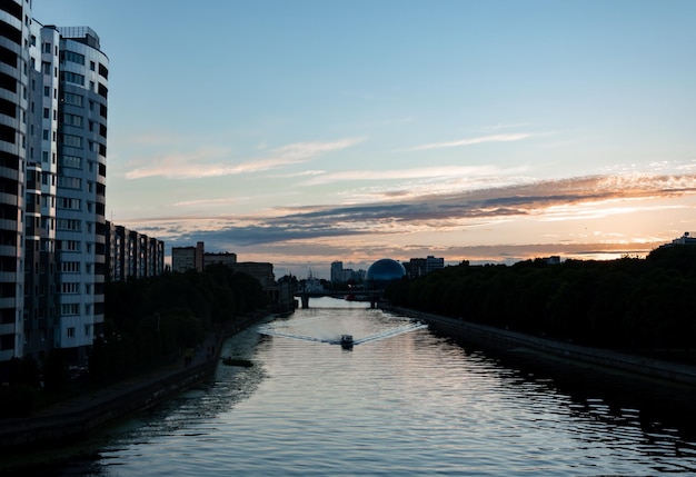 Böschungsfluss Pregol mit Blick auf die Insel Kant-Stadt Kaliningrad Russland Keninsberg Sommertourismus in Russland bestellen Wasser Seehafen Boot Wasser vor dem Hintergrund des Sonnenuntergangs Jahrestag Kant Kaliningrad