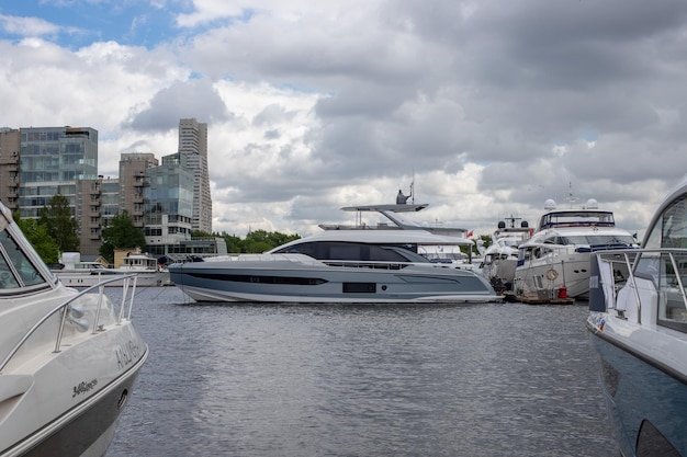 Böser Tag Blick in den Hafen auf die große Yacht