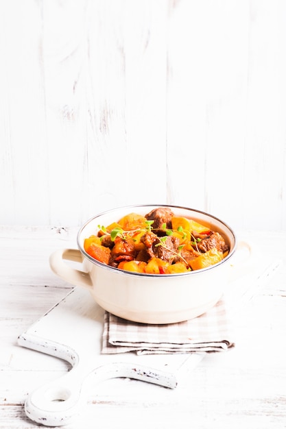 Boeuf Bourguignon - carne guisada con verduras en cazuela