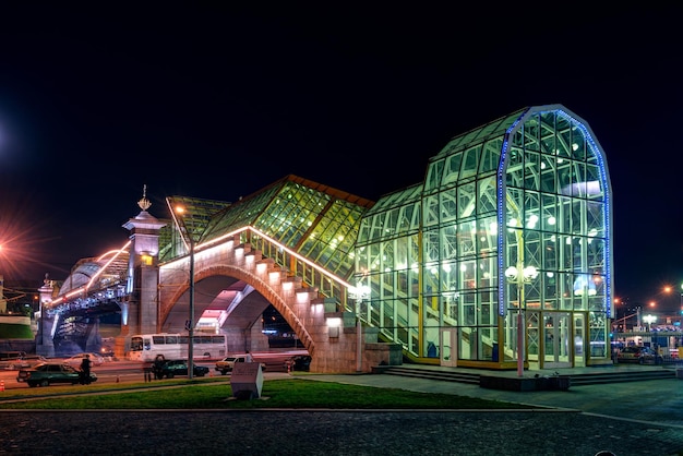 Bogdan-Chmelnizki-Brücke bei Nacht in Moskau, Russland