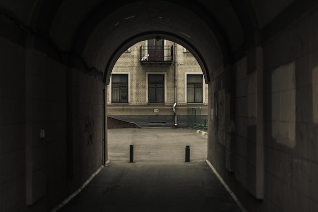 Bogen, der in die Stadtstraße führt