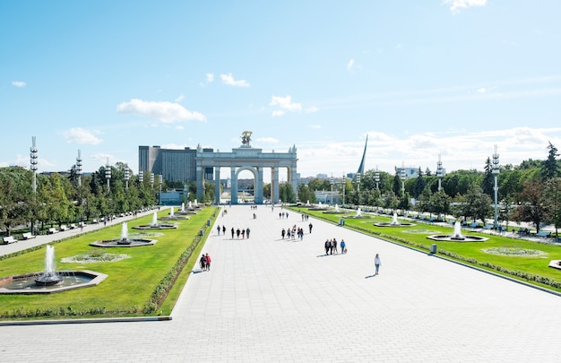 Bogen des Haupteingangs am VDNH in Moskau