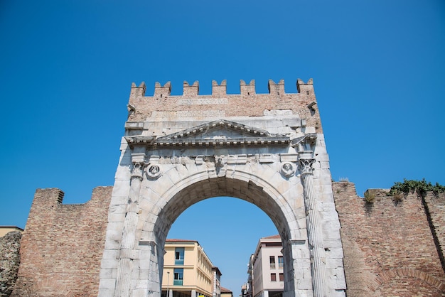 Bogen des römischen Tores Augustus und historisches Wahrzeichen von Rimini Italien