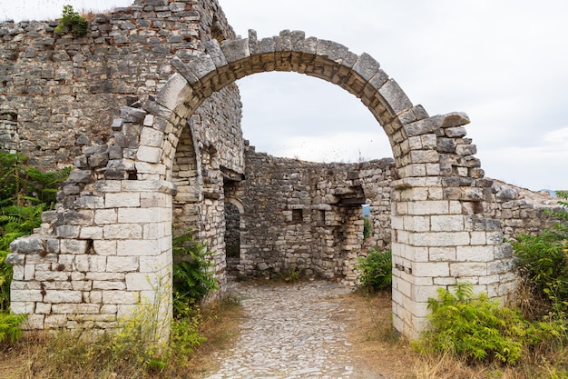 Bogen und Ruinen innerhalb der Burg Berat, Albanien