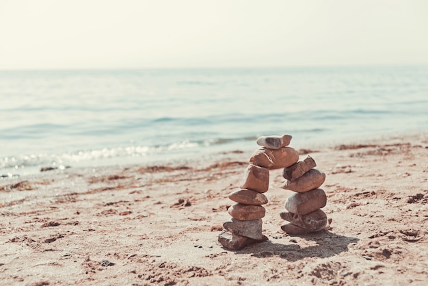 Bogen von Steinen am Seesommerstrand