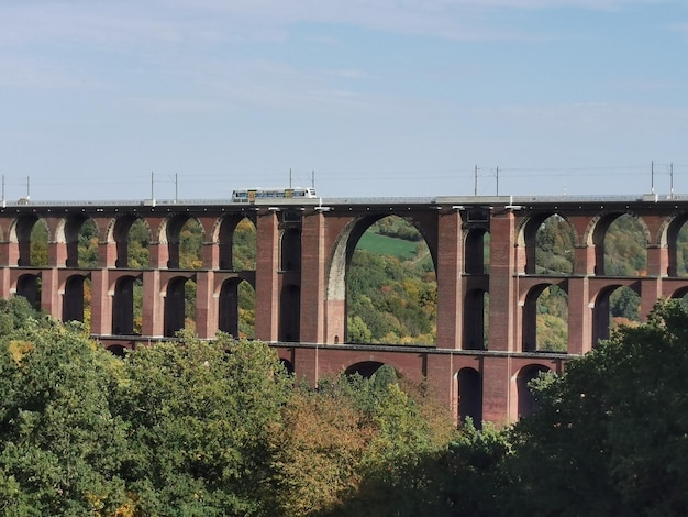 Foto bogenbrücke gegen den himmel