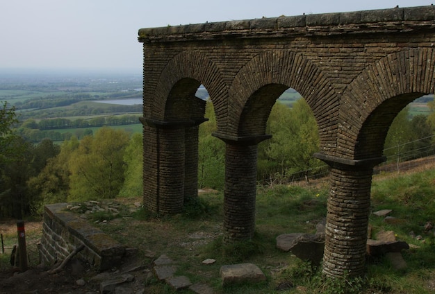 Foto bogenbrücke gegen den himmel