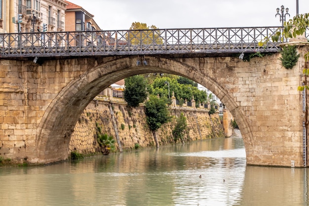 Bogenbrücke über alte Stadt des Flusses und der Kathedrale in Murcia Spanien