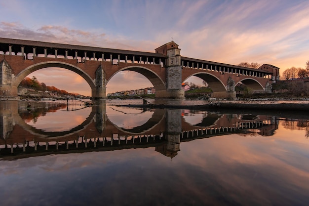 Foto bogenbrücke über den fluss gegen den himmel beim sonnenuntergang