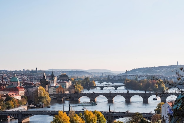 Bogenbrücke über den Fluss gegen den Himmel in der Stadt