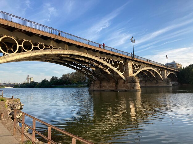 Bogenbrücke über den Fluss gegen den Himmel