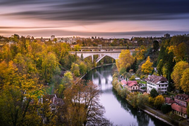 Bogenbrücke über den Fluss gegen den Himmel