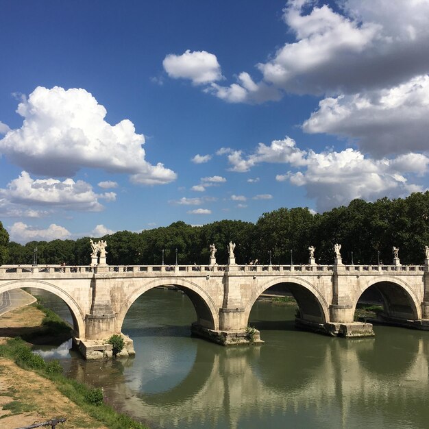 Foto bogenbrücke über den fluss gegen den himmel