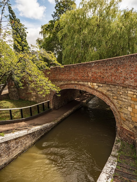 Foto bogenbrücke über den fluss gegen den himmel