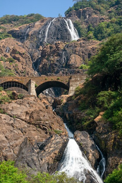 Foto bogenbrücke über den fluss gegen die berge