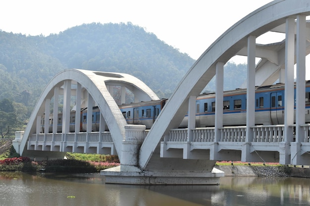 Foto bogenbrücke über den fluss inmitten von gebäuden