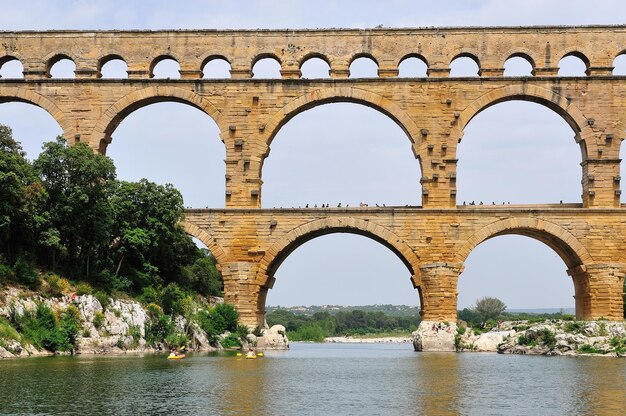 Foto bogenbrücke über den fluss