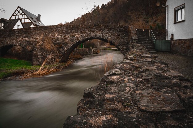 Foto bogenbrücke über den fluss