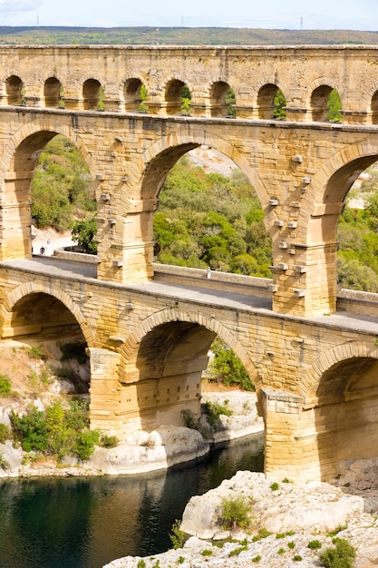 Foto bogenbrücke über den fluss