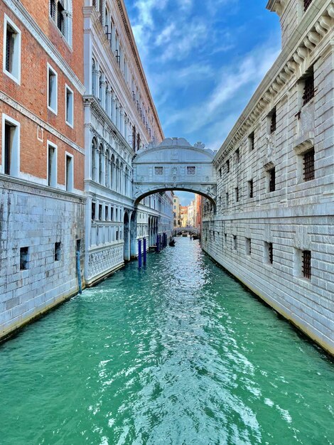 Foto bogenbrücke über den kanal in venedig