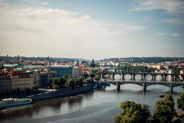 Bogenbrücken über den Fluss gegen den Himmel in der Stadt bei Sonnenuntergang